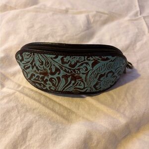 Embossed leatherette sunglasses case